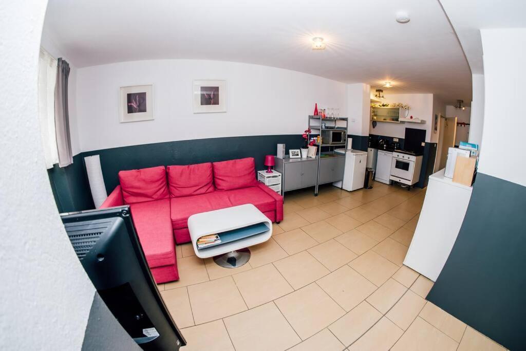 Sunny Apartment At Rostock - Pink Экстерьер фото